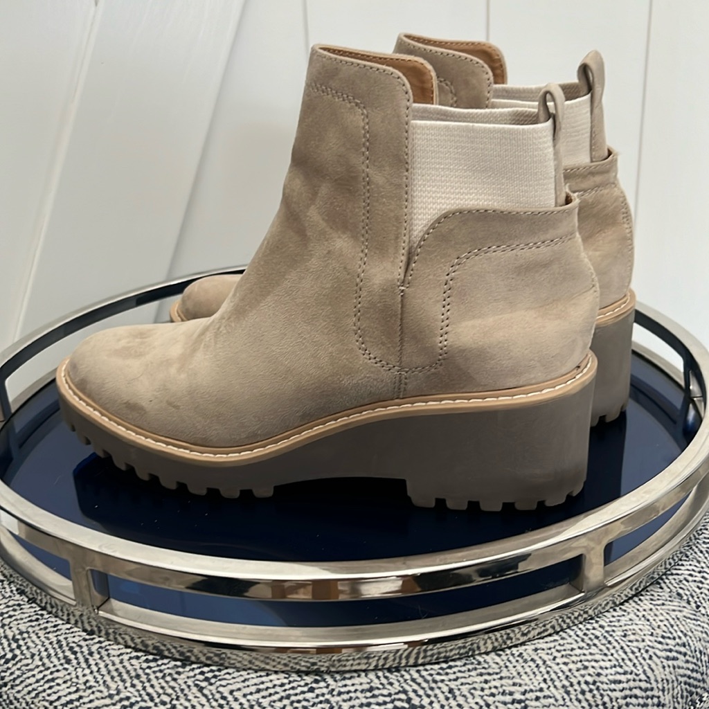 Dolce Vita Dv Rango Suede Booties! Pristine & Stylish!Size 8.5-Perfect!